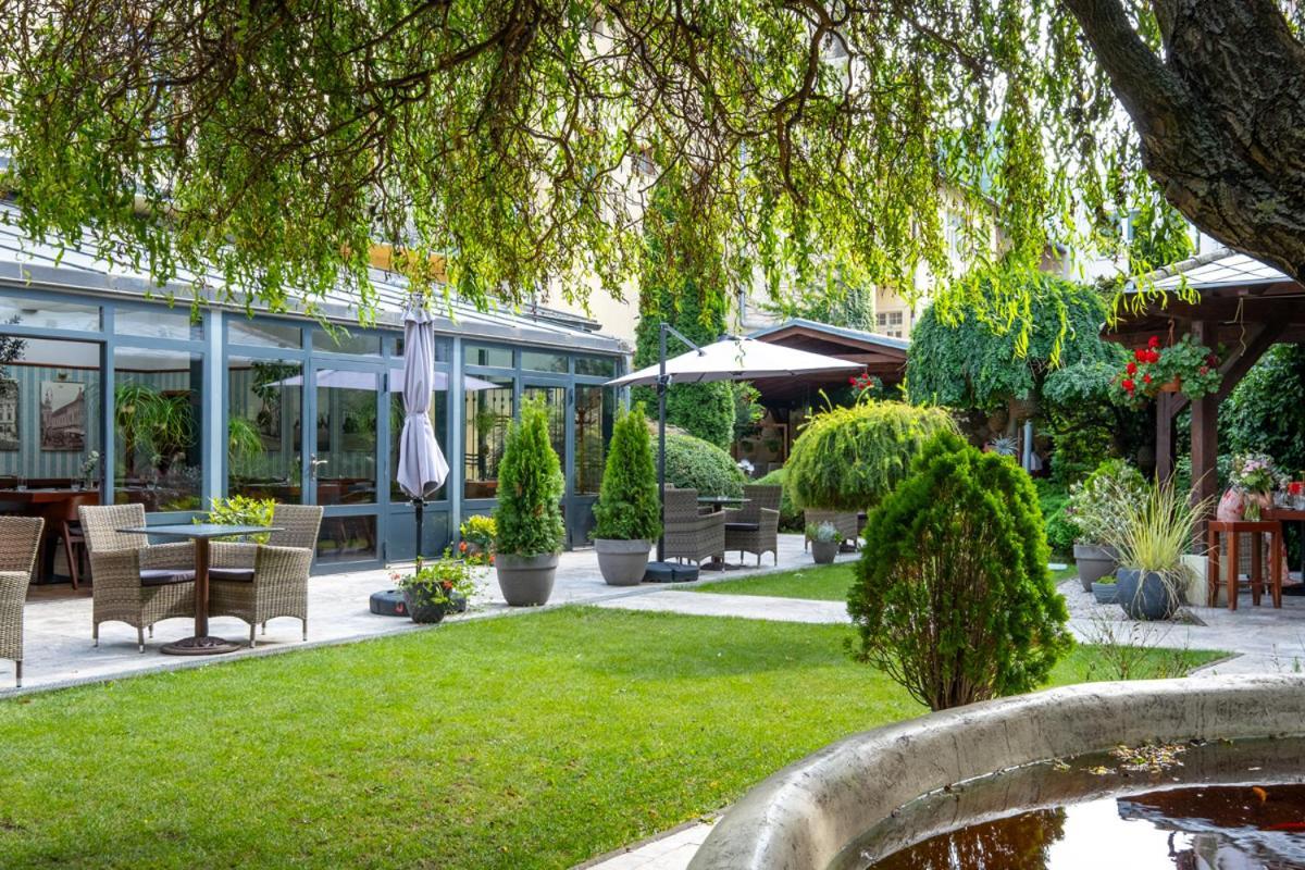 Hotel Golden Eagle Levice Exterior foto