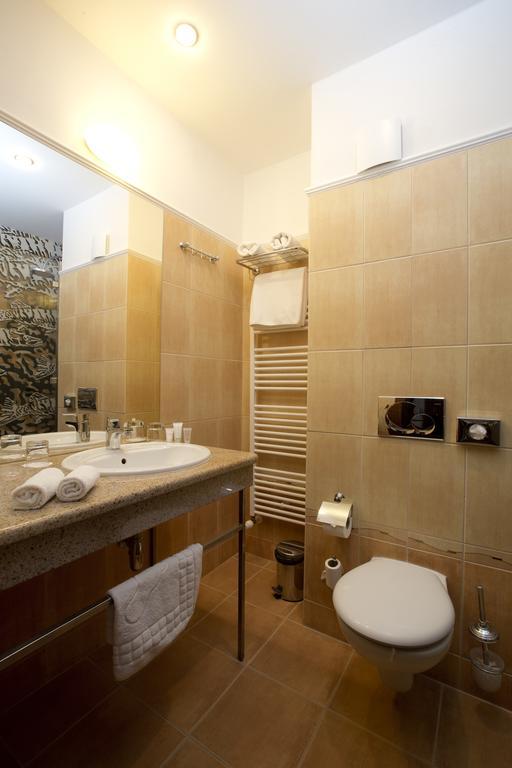 Hotel Golden Eagle Levice Exterior foto